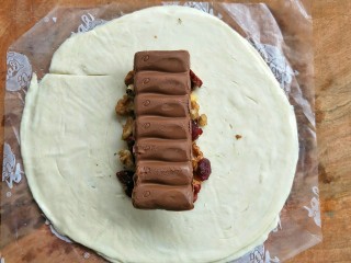巧克力坚果酥派,飞饼皮中间位置先放坚果粹再放巧克力