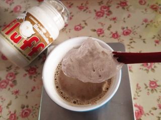 咖啡牛奶布丁,再加入焦糖味的棉花糖，搅拌均匀，