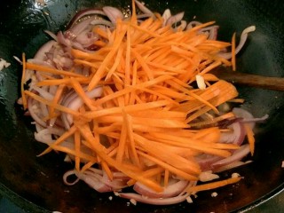 家常炒面,洋葱炒到5成熟就加入胡萝卜丝