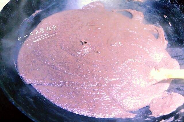红豆沙馅, 油吸收的很快，慢慢分2、3次加入全部的糖，用小火加热，一直炒到糖溶化。油和糖加完后，继续小火翻炒，将水分慢慢炒干。人不要走开，要不停的炒。