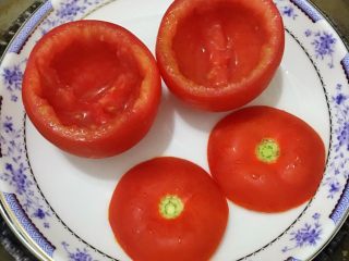 好看又好吃的西红柿盏,把西红柿放入蒸锅中，蒸三分钟