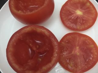 好看又好吃的西红柿盏,用刀把西红柿的果肉挖去，留下空心的西红柿。