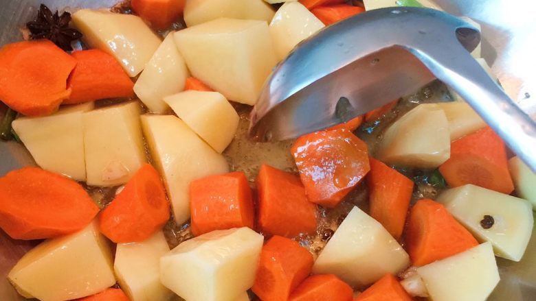 牛肉胡萝卜炖土豆,加入切好的土豆胡萝卜