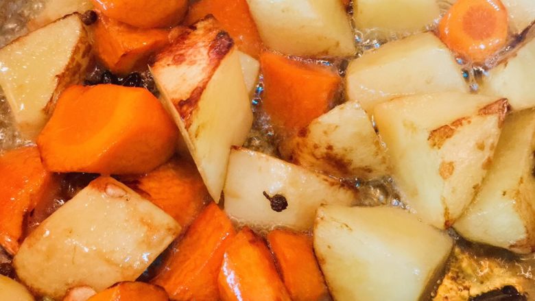 牛肉胡萝卜炖土豆,炒至发焦