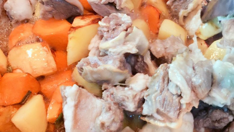 牛肉胡萝卜炖土豆,加入高压锅焖过沥水后的牛肉翻炒