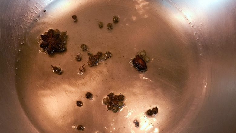 牛肉胡萝卜炖土豆,锅里放油烧热后加入八角花椒