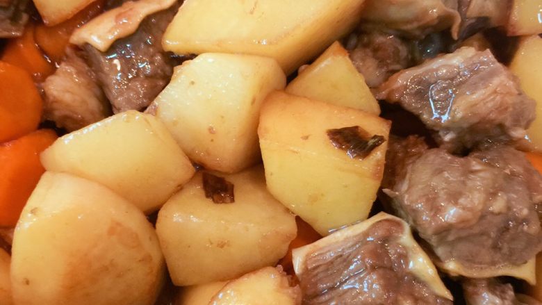 牛肉胡萝卜炖土豆,翻炒均匀至上色