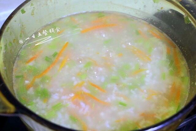 芹菜胡萝卜粥,搅拌~要经常搅拌~防止粘锅~3分钟后，宝宝的可以直接出锅。大人喜欢咸口的可以放一点点盐。