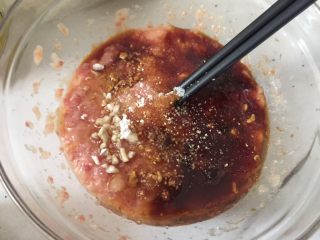腐皮卷,猪肉末中加入薯粉、盐、白砂糖、生抽、蚝油、胡椒粉
