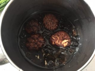 腐皮卷,香菇木耳用温水泡发，然后洗净