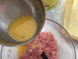 腐皮卷,每次搅拌让蛋液吸收方可二次倒入