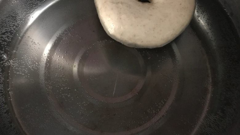 低油低糖的全麦贝果,50克的糖加1000克的水煮至锅底冒小泡的状态后，放入贝果，每面煮30秒后捞出，用厨房纸或者干净的布吸干底部水分