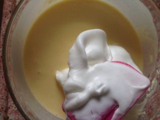 酸奶拉花蛋糕,打好的蛋白分三次加到蛋黄糊中以上下翻拌的方式搅拌均匀成流动的蛋糕糊