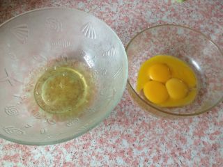酸奶拉花蛋糕,蛋白和蛋黄分离，蛋白中尽量不要有蛋黄