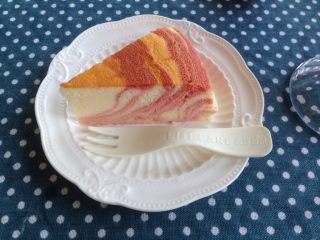 酸奶拉花蛋糕,最后的切面是不是很好看呀😄