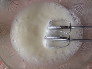 酸奶拉花蛋糕,高速打到颜色开始变白，体积增大，蛋白开始变得细腻时第二次加糖20克