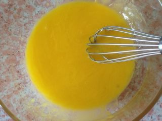 酸奶拉花蛋糕,蛋黄打散加入食用油搅拌均匀