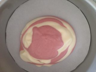 酸奶拉花蛋糕,蛋糕模具底部铺一张油纸，一勺白色蛋糕糊然后一勺红色蛋糕糊，重复直到用完蛋糕糊