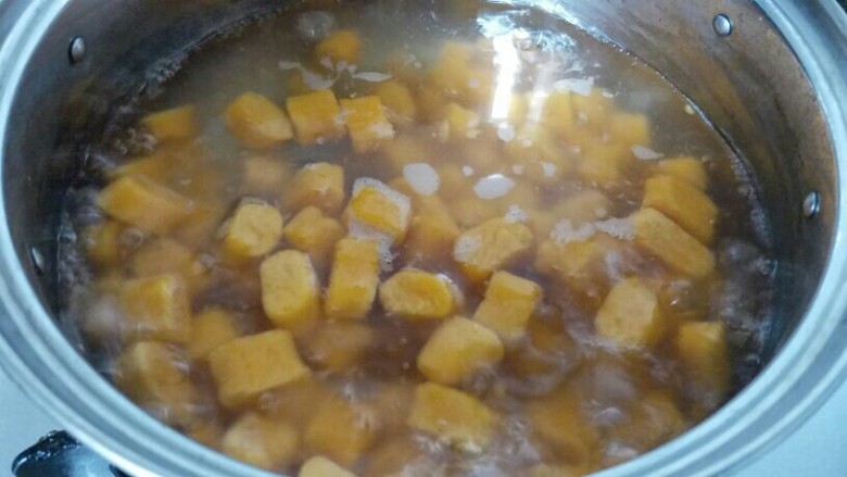 双薯芋圆,边煮西米，也一边煮芋圆，适量纯净水煮开后，再下芋圆煮到芋圆浮起来再煮两分钟就可以了