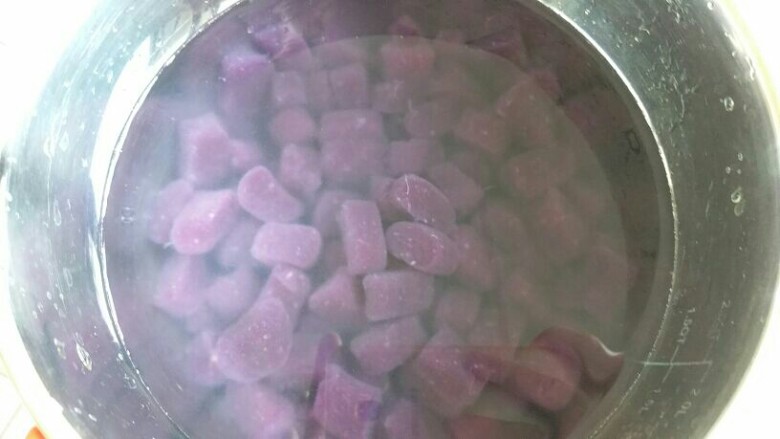 双薯芋圆,同样的方法把紫色芋圆也煮熟，然后放进冰水里