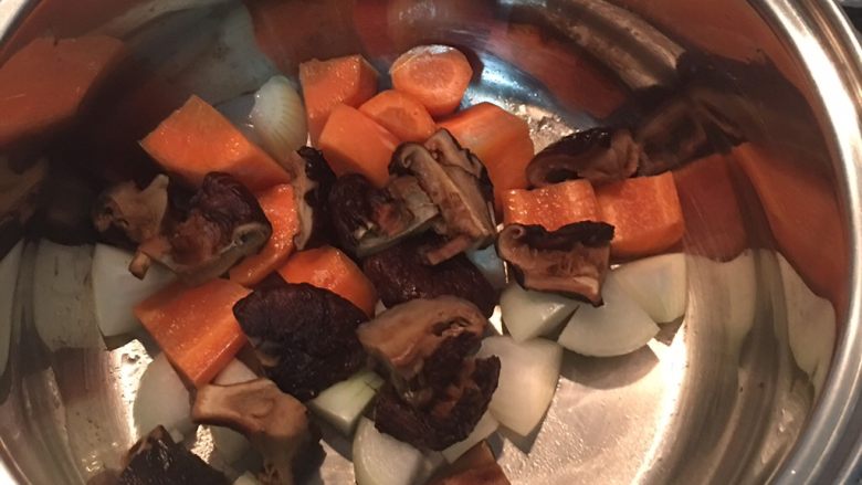 温补香菇鸡汤,用少许的油小火炒香洋葱、香菇和红萝卜。