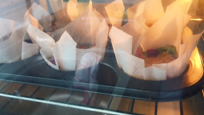意式早餐鸡蛋杯#Cupcake Frittata #,最后放入烤箱190度20-25分钟即可出炉。根据自家烤箱温度酌情调整时间