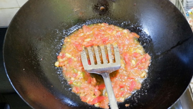 宝宝辅食 番茄冬瓜肉丸汤面,番茄加少许盐放锅里小火翻炒至出红色汤汁，耐心点，小火操作