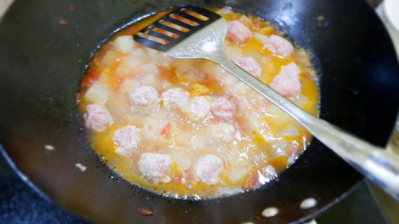 宝宝辅食 番茄冬瓜肉丸汤面,煮到丸子变色就可以了，很容易熟，两三分钟就可以关火了。