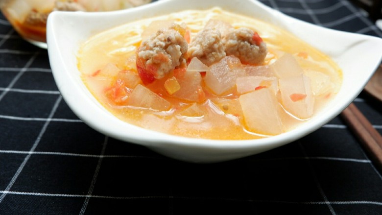 宝宝辅食 番茄冬瓜肉丸汤面,然后捞出来浇上煮好的汤就可以了。如果大人吃可以撒葱花香菜多放点盐也很好吃的。