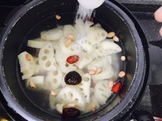 花生莲藕排骨汤,先加入适量的食盐，这样煲出来的肉才有味道，不用加多，汤煲好以后还要再慢慢加盐调味的