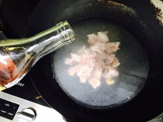 花生莲藕排骨汤,倒入适量的料酒，起到去腥的作用