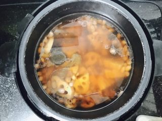 花生莲藕排骨汤,时间到了哦，开盖！汤水是不是很清！加姬松茸就是为了让汤水能黄橙橙的～