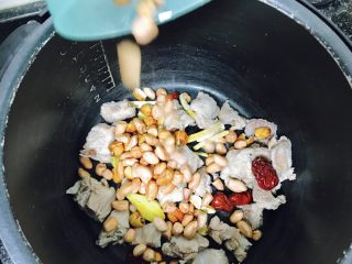 花生莲藕排骨汤,将排骨，花生，莲子，红枣等食材都一并倒入高压锅中