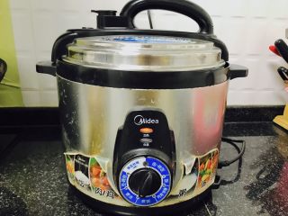 花生莲藕排骨汤,盖上锅盖，电高压锅的时候转到煲汤的位置，等待即可