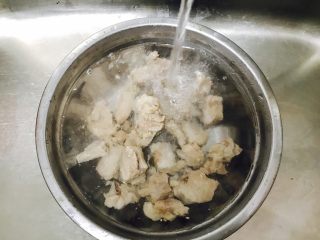 花生莲藕排骨汤,焯水之后的排骨捞出来，放到凉水下冲洗干净