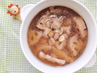 花生莲藕排骨汤,汤水盛出来～享用美味滋补的汤品吧～