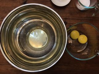 六寸彩虹🌈戚风蛋糕,🖤将鸡蛋的蛋清蛋黄分离，特别注意⚠️：放置蛋清的容器最好选择不锈钢打蛋盆，而且保证盆内无水无油，放置蛋清前，可以擦点柠檬汁。
鸡蛋越新鲜越好，那样蛋黄和蛋清更易分离，而且蛋白打发更容易，稳定性更好