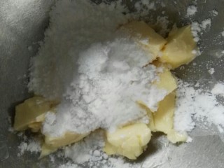 葱香曲奇,黄油软化后加入糖粉和盐。