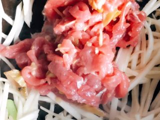 泡椒炒牛肉,茭白丝快熟的时候，放入牛肉，快速翻炒