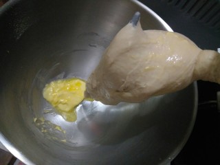 迷你巨无霸汉堡包～汉堡胚制作～,加入软化的黄油，继续3档搅拌15分钟