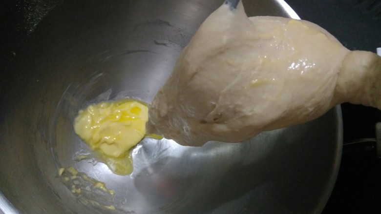 迷你巨无霸汉堡包～汉堡胚制作～,加入软化的黄油，继续3档搅拌15分钟