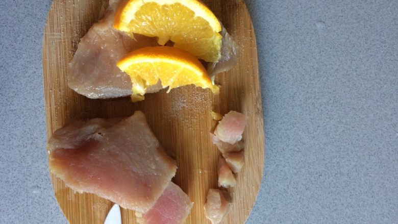 宝宝辅食之彩椒吞拿鱼小米沙拉,接着把腌渍好的吞拿鱼切片在切方块丁
