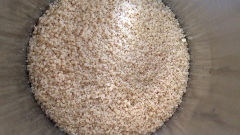 宝宝辅食之彩椒吞拿鱼小米沙拉,泡水后的小米准备，不过这个小米和普通小米不同，所以比较容易泡开以及煮起来比较容易熟