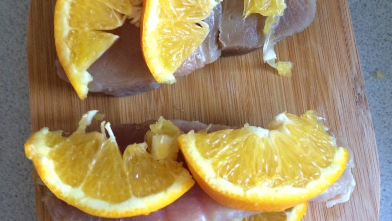 宝宝辅食之彩椒吞拿鱼小米沙拉,紧接着放上之前切好的香橙正反面都放上橙子目的是去鱼腥味