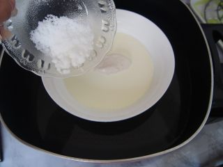 红豆奶油小方,加入白糖，隔水加热至50度左右。