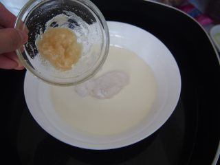 红豆奶油小方,加入清水泡好的吉利丁粉，搅拌至融化。