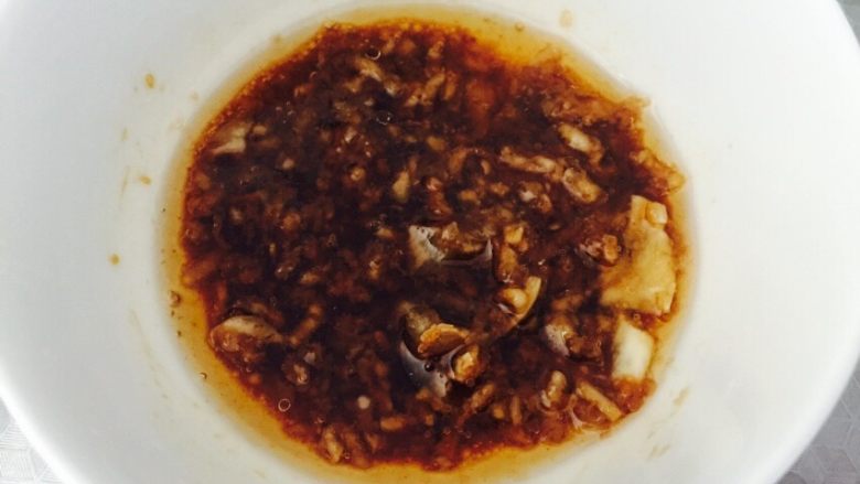 凉拌黄瓜金针菇卷,把食材介绍里的调料调成料汁