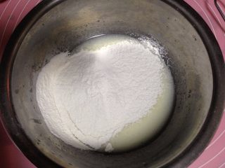 豆乳盒子,筛入低筋面粉62g翻拌均匀无颗粒