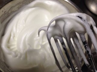 豆乳盒子,打至湿性发泡提起打蛋器会留下一个弯钩状态