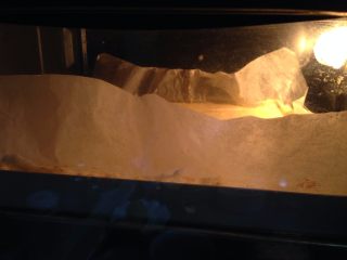 豆乳盒子,即可入预热好的烤箱，中层、25分钟进行烘烤，烘烤结束后，拿出倒扣撕去油纸晾凉备用
